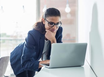 Bei manchen E-Mails kann man als Empfänger nur schmunzeln: Keine Anrede, Tippfehler, dafür jede Menge Emoticons. Einen guten Eindruck hinterlässt das sicher nicht. Foto: Westend61/Uwe Umstätter