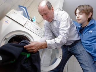 Auszeit für die warme Winterkleidung: Bevor die dick gefütterten Stücke ins Sommerlager kommen, wandern sie in die Waschmaschine. Foto: Markus Scholz