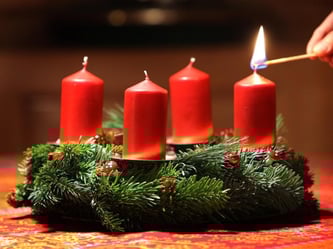 Damit der Adventskranz nicht zur Gefahrenquelle wird, sollten die Kerzen sicher stehen und genügend Abstand zu den Zweigen und der Deko haben. Foto: Karl-Josef Hildenbrand