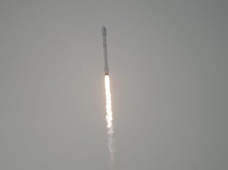 Hauptaufgabe erfolgreich absolviert, zweite Mission missglückt. Das Raumfahrtunternehmen SpaceX hat erneut einen Satelliten ins All geschickt, ist daraufhin allerdings mit der Landung auf einer Plattform im Meer gescheitert. Foto: Bill Ingalls/Archiv