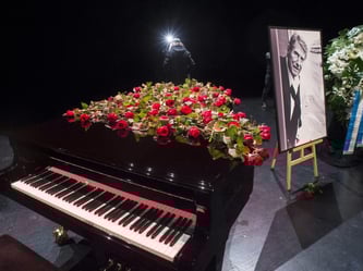 Ein mit Blumen geschmückter Flügel symbolisiert das musikalische Talent Udo Jürgens'. Foto: Ennio Leanza