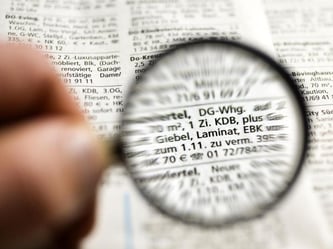 Eine vierköpfige Familie darf nicht in einem kleinen Ein-Zimmer-Apartment wohnen. Foto: Jens Schierenbeck/Illustration
