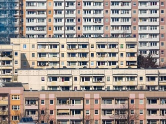 Plattenbauten in Erfurt. Laut Allianz wird in zehn großen Städten und Regionen bis 2030 knapp eine Million Wohnungen fehlen. Foto: arifoto