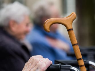 ast jeder zehnte Rentnerhaushalt liegt in Deutschland bei weniger als 50 Prozent des Durchschnittseinkommens. Foto: Rolf Vennenbernd/Illustration