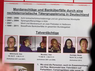 Fahnungsplakat von Uwe Böhnhardt, Uwe Mundlos und Beate Zschäpe. Foto: Arno Burgi/Archiv