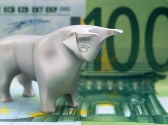 Bei Aktien können Anleger nicht nur auf den Bullen und damit auf steigende Kurse setzen. Viele Unternehmen schütten zusätzlich einen Teil ihrer Gewinne als Dividende aus. Foto: Andrea Warnecke