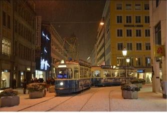 Ein Zug vom Typ M aus dem Jahr 1957 ist in diesem Jahr wieder als Christkindl-Tram in München im Einsatz (Foto: SWM / MVG)