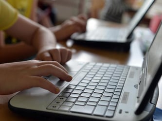 Eine Schülerin der vierten Klasse arbeitet an ihrem Laptop. Mehr Zeit am Computer heißt nicht gleich mehr gelernt. Foto: Marc Tirl