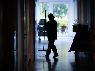 Reinigungskraft in einem Krankenhaus. Die geplante Neuregelungen für Werkverträge und Leiharbeit stoßen bei Arbeitgebern auf erhebliche Kritik. Foto: Daniel Reinhardt/Archiv