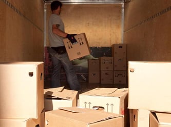 Wollen Steuerpflichtige die Ausgaben beim Finanzamt geltend machen, ist jedoch entscheidend, warum sie umziehen. Liegt ein beruflicher Grund vor, können sie viele Aufwendungen als Werbungskosten in der Steuererklärung angeben. Foto: Kai Remmers