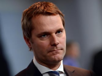 Umstrittene Wechsel wie der von Gesundheitsminister Bahr zur Allianz hatten die Debatte befeuert. Foto: Britta Pedersen/Archiv