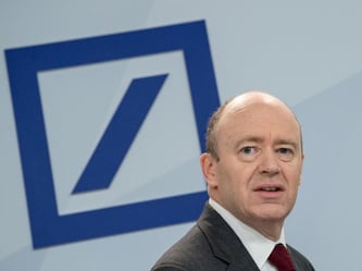 Der Chef der Deutschen Bank, John Cryan, stellt sich den Fragen der Journalisten zur Jahresbilanz. Foto: Boris Roessler/Archiv
