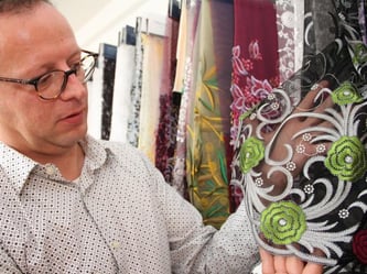 Andreas Reinhardt, Chef der Modespitze Plauen, will den Sprung in die Modewelt schaffen. Spitze könnte bei Taschen und anderen Accessoires eine größere Rolle spielen. Foto: Hendrik Schmidt