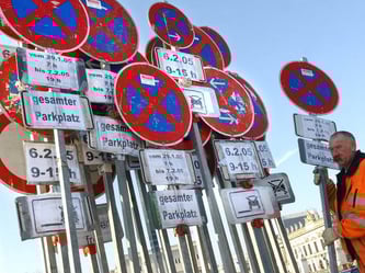 Wenn Halteverbotsschilder so aufgestellt werden, dass sie leicht zu übersehen sind, ist der Falschparker entlastet, entschied das Bundesverwaltungsgericht. Foto: Stephanie Pilick/Archiv