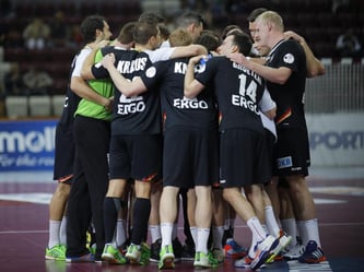 Die deutschen Handballer feiern den Sieg über Argentinien und den Einzug ins Achtelfinale. Foto: Robert Ghement