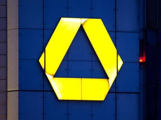 Das Logo der Commerzbank prangt am Hauptsitz der Bank in Frankfurt am Main. Foto: Daniel Reinhardt