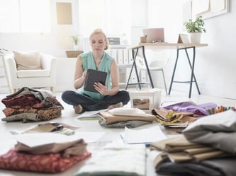 Kleidung designen, das geht auch von zu Hause aus. Doch das Arbeiten zu Hause kann Ärger mit dem Vermieter nach sich ziehen. Foto: Bildagentur-online/Tetra Images