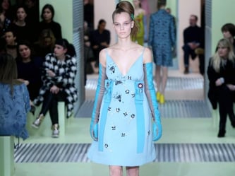 Bei dem hellblauen Cocktailkleid, das Miuccia Prada in Mailand vorstellte, sorgen Farbe und Zierelemente für einen poppigen Touch. Foto: Matteo Bazzi