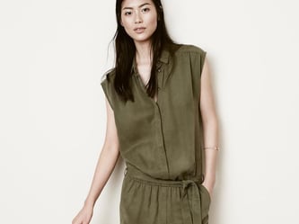 Der Overall in Olivgrün von Esprit passt perfekt zum Army-Look (Overall ca. 90 Euro, Sandalen ca. 60 Euro). Foto: Esprit