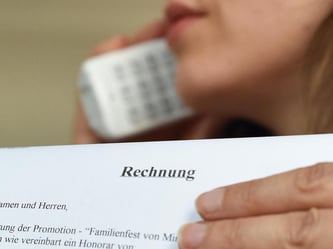 Gegen Rechnungen oder Mahnungen, von denen der Verbraucher sicher nichts weiß, sollte schnell vorgegangen werden. Nur wer Forderungen widerspricht, beugt Einträgen bei der Schufa vor. Foto: Jens Kalaene