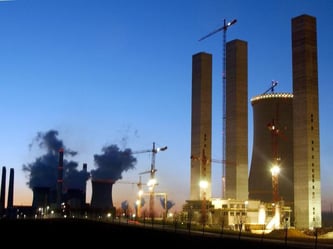 Beim Bau des Braunkohlekraftwerks in Grevenbroich waren 2007 drei Arbeiter gestorben und sechs verletzt worden. Eine 450 Tonnen schwere Stahl-Konstruktion hatte sich in 100 Metern Höhe gelöst. RWE klagt auf Schadensersatz von 1,4 Milliarden Euro. Foto: Ho