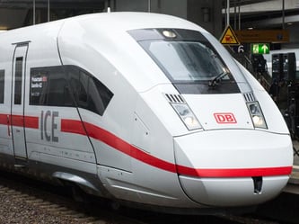 Nicht mehr so schnell: Die neue Baureihe ICE 4 (r.) ist auf 250 Stundenkilometer beschränkt. Der ICE 3 schafft Tempo 330. Foto: Bernd von Jutrczenka