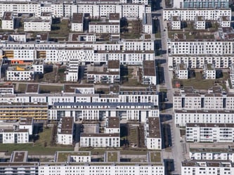 In Großstädten wie Hamburg und München muss man nach wie vor lange nach einer günstigen Wohnung suchen. Foto: Sven Hoppe