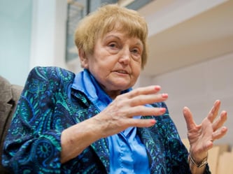 Die 81-jährige Auschwitz-Überlebende Eva Kor reichte dem früheren SS-Mann Oskar Gröning im Gerichtssaal die Hand. Foto: Julian Stratenschulte