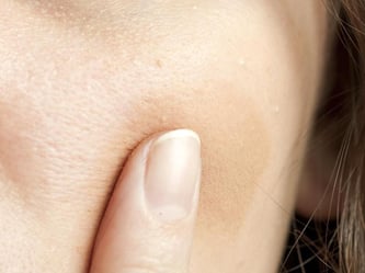 Für einen langanhaltenden Teint: Unter dem Make-up sollte man im Sommer eine leichte Creme auftragen. Foto: Andrea Warnecke