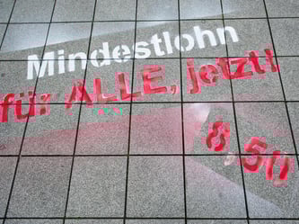 Zum Start des Mindestlohns in Deutschland wächst die Spannung - profitieren wirklich die erwarteten rund vier Millionen Menschen? Läuft alles reibungslos? Foto: Oliver Dietze/Archiv