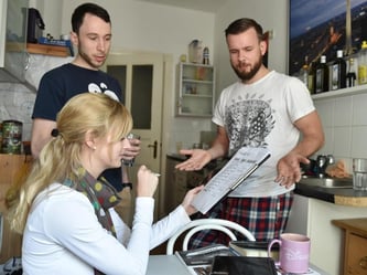 In einer Wohngemeinschaft teilen sich mehrere Mieter eine Wohnung. Oft stellt sich die Frage: Wer ist der Hauptmieter? Foto: Jens Kalaene