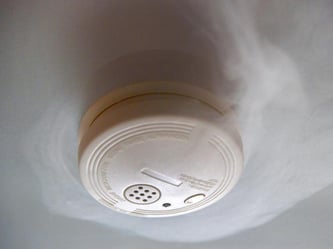 Ein Rauchmelder. Foto: Peter Steffen/Archiv
