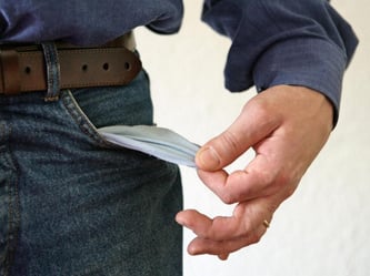 Überschuldung hat viele Gründe, aber wer seinen Arbeitsplatz verliert, ist besonders gefährdet. Foto: Peter Steffen/Symbolbild