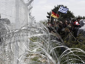 Migranten fordern, dass die sogenannte Balkanroute wieder geöffnet und ihnen erlaubt wird, nach Zentraleuropa weiter zu fahren. Foto: Kostas Tsironis