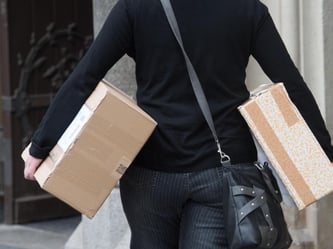 Oft landen Pakete beim Nachbarn statt beim Empfänger. Zahlen muss der für die Ware aber erst, wenn er sie auch erhalten hat. Foto: Sebastian Kahnert