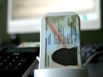 Nur wenige Bürger nutzen bislang die Möglichkeiten des elektronischen Personalausweises. Foto: Stephanie Pilick / Symbolbild
