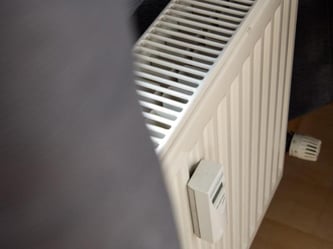 Die Heizkörper dürfen nicht verdeckt sein, etwa durch Vorhänge. Foto: Andrea Warnecke