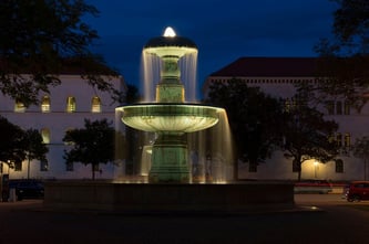 Springbrunnen am Vorplatz der Ludwig-Maximilians-Universität München (Symbolbild; Foto: pixabay.com / AndyTriggerRaw)