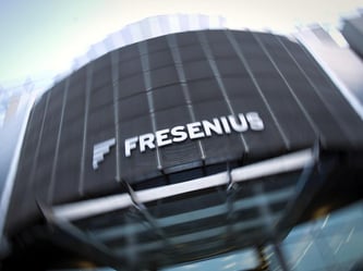 Ein Firmenlogo ist über dem Eingang zur Konzernzentrale von Fresenius in Bad Homburg zu sehen. Foto: Frank Rumpenhorst/Archiv