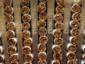 Zigaretten werden von einer Maschine zum verpacken sortiert. Foto: David Ebener/Archiv