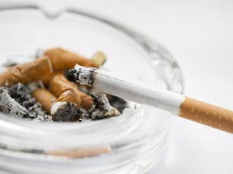 Auch auf der Arbeit brauchen Raucher zwischendurch mal eine Zigarette. Wo sie die aber rauchen dürfen, dafür gibt es je nach Betrieb unterschiedliche Regelungen. Foto: Franziska Gabbert