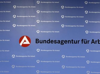 Das Logo mit Schriftzug der Bundesagentur für Arbeit auf einer Wand. (Foto: Daniel Karmann dpa / Archiv)