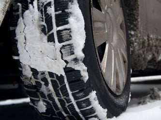 Beim Anfahren auf Schnee sollten Autofahrer möglichst wenig Gas geben - dann drehen die Antriebsräder nicht so leicht durch. Foto: Andrea Warnecke