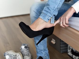 Jeans und High Heels passen immer perfekt zusammen. Foto: Jens Kalaene