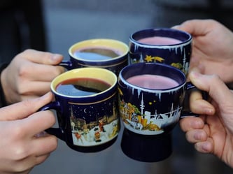 Gesellig sollte sie sein, die Weihnachtsfeier im Büro. Aber aus dem Rahmen fallen als Trinker oder anstrengende Stimmungskanone sollte man besser nicht. Foto: Alex Ehlers