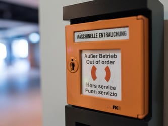 Außer Betrieb: die maschinelle Entrauchung im Terminalgebäude des neuen Hauptstadtflughafens. Foto: Patrick Pleul/Archiv