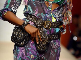 Als Naomi Campbell für Miss Bikini's 2008 auf den Laufsteg ging, trug sie ein Outfit mit auffälliger Bauchtasche. Foto: Miss Bikini/Handout