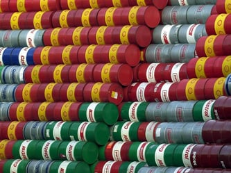 Ölfässer werden vor der Neubefüllunfg gestapelt. Energie und Rohstoffe haben sich im April zum dritten Mal in Folge auf breiter Basis verteuert. Foto: Kay Nietfeld/Symbolbild