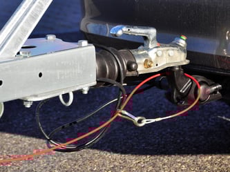 Das Auto muss generell dazu in der Lage sein, einen Anhänger ziehen zu können, die zugelassenen Anhängelasten stehen im Fahrzeugschein. Foto: GTÜ/Kröner