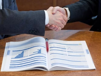 Beim Abschluss eines Fondvertrages wird meist ein Aufschlag fällig: Besonders hoch ist das Agio mit sieben Prozent des Anlagebetrages. Foto: Patrick Pleul